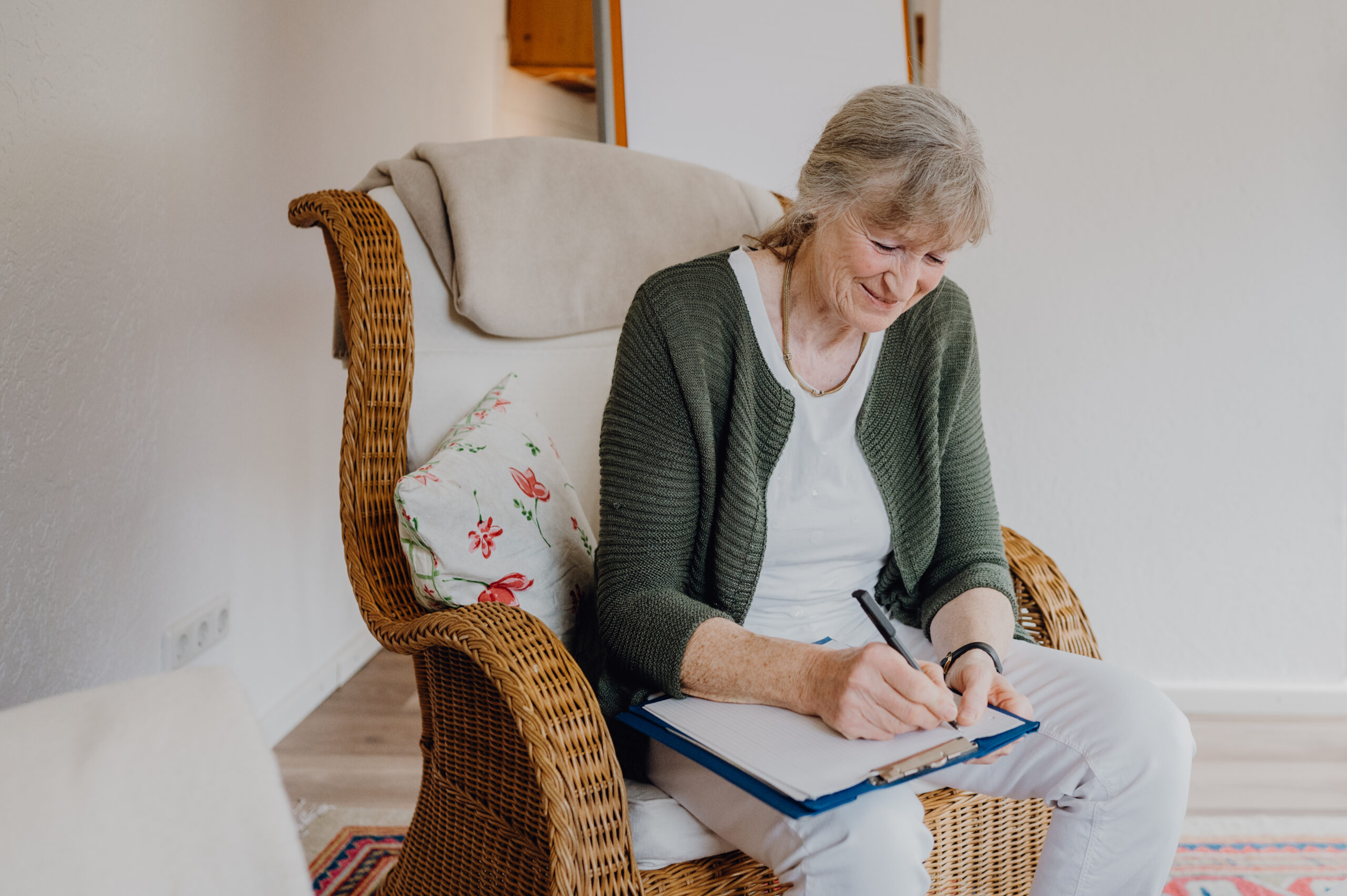 Systemischer Coach bereitet im Sessel sitzend eine Beratungssitzung vor.